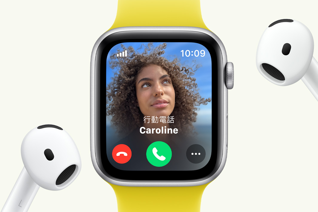 Apple Watch SE 的螢幕為來電顯示，手錶旁邊有一對 AirPods