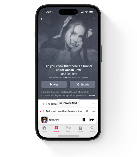 En iPhone som viser brukergrensesnittet for Apple Music med sanger av Lana Del Rey