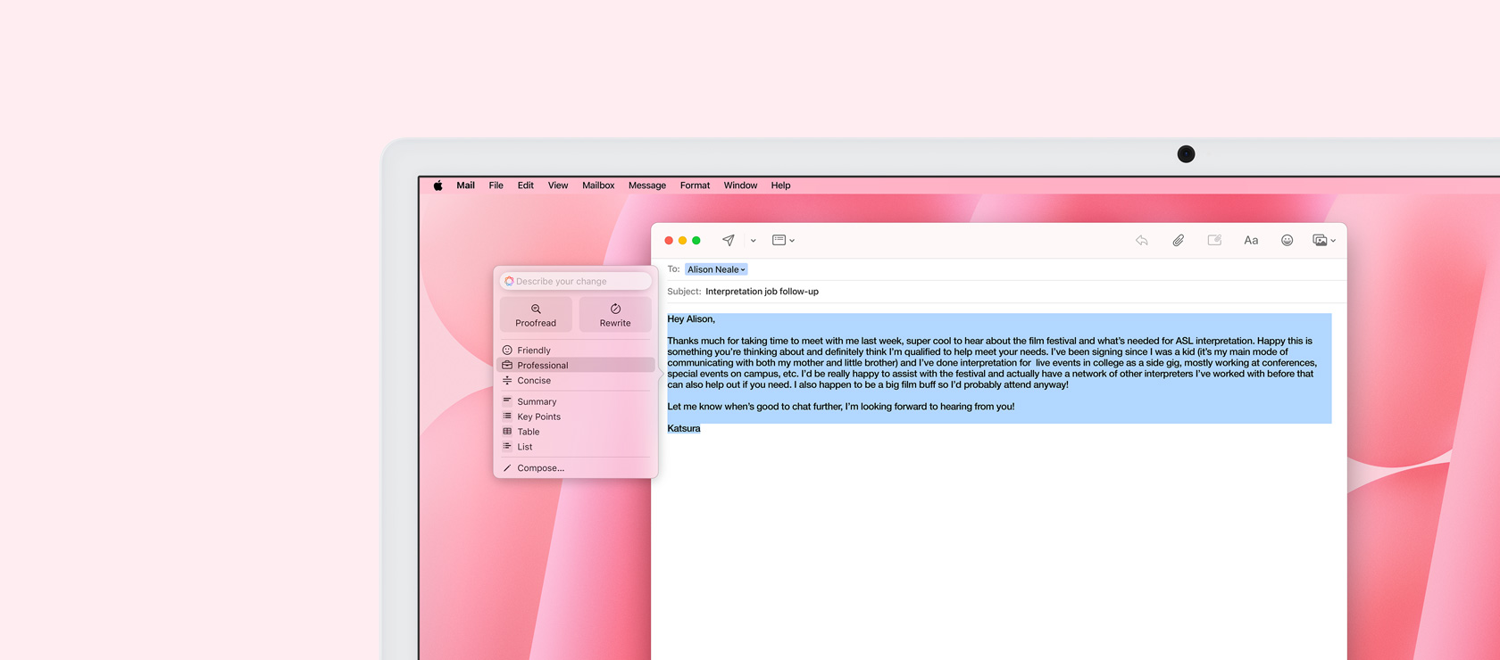 Egy iMac képernyője az Íráseszközök funkció használatát szemlélteti a Mail alkalmazásban: egy e-mail vázlatának szövege ki van jelölve, és a szöveg mellett megjelenő Íráseszközökben a „Professional Tone” opció van kiválasztva.