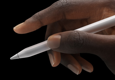 Una mano che tiene una Apple Pencil Pro fra pollice e indice.