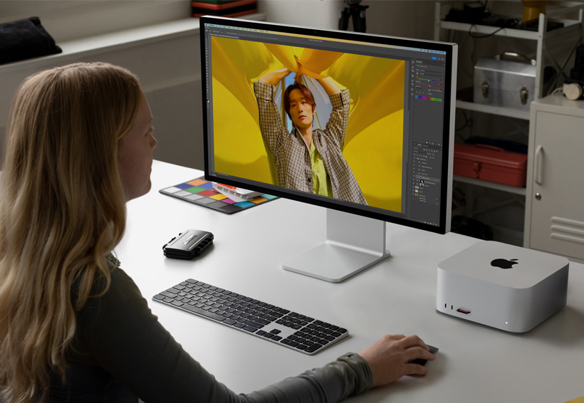 Фотограф працює з Mac Studio і Studio Display