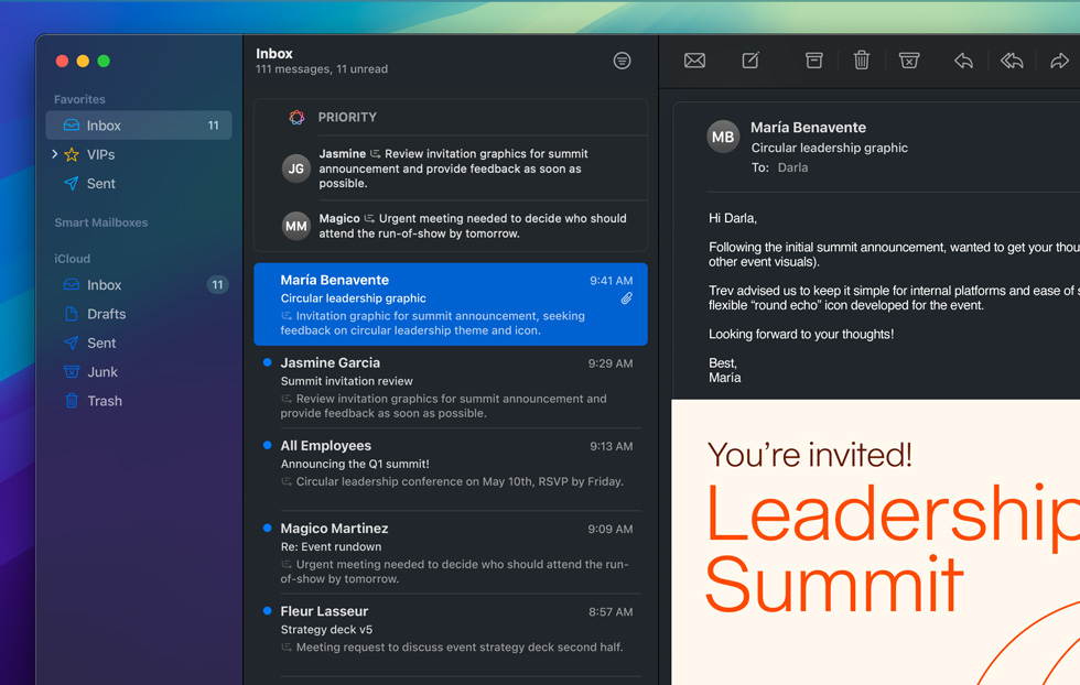 แสดงคุณสมบัติข้อความที่มีความสำคัญของ Apple Intelligence ในแอปเมล ซึ่งจะรวบรวมอีเมลที่สำคัญต่อเวลาไว้ในหนึ่งโฟลเดอร์พร้อมสรุปสิ่งที่ต้องทำตามที่ระบุในอีเมลเหล่านั้น และมีการเปิดอีเมลฉบับหนึ่งที่ขอให้ตรวจดูไฟล์งานออกแบบวันนี้